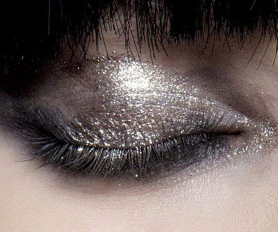 Silver Makeup Ideas for a Holyday Look