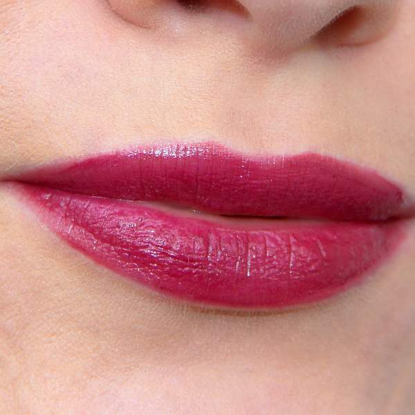 Блеск для губ Burberry Lip Glow #17 Bright Plum на голых губах